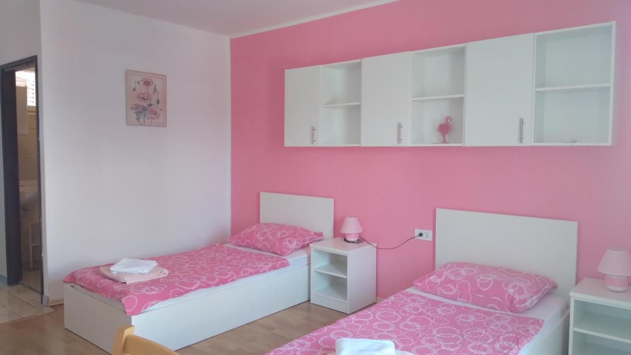 Apartmani "Lorenzo" Novalja Exterior photo