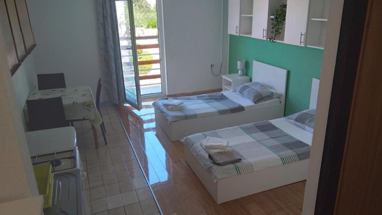Apartmani "Lorenzo" Novalja Exterior photo