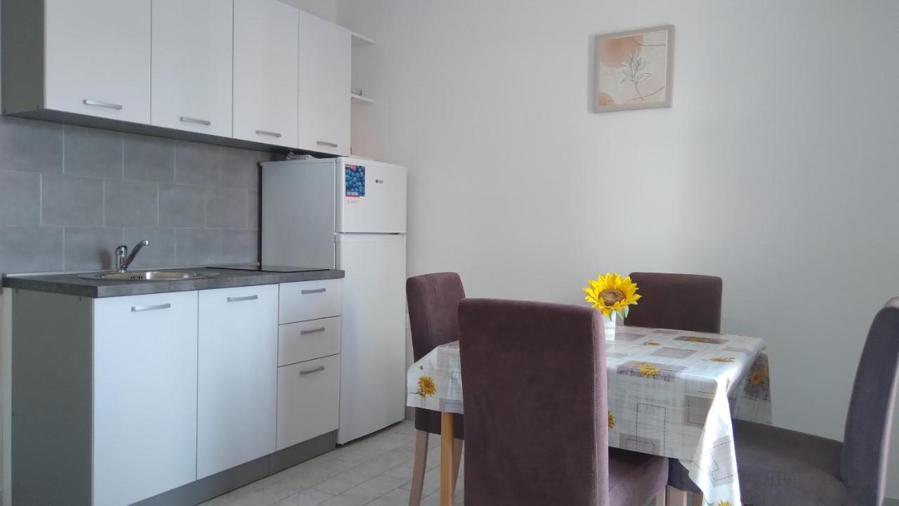 Apartmani "Lorenzo" Novalja Exterior photo