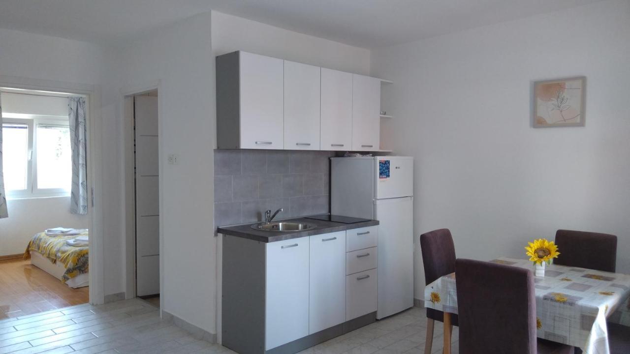 Apartmani "Lorenzo" Novalja Exterior photo